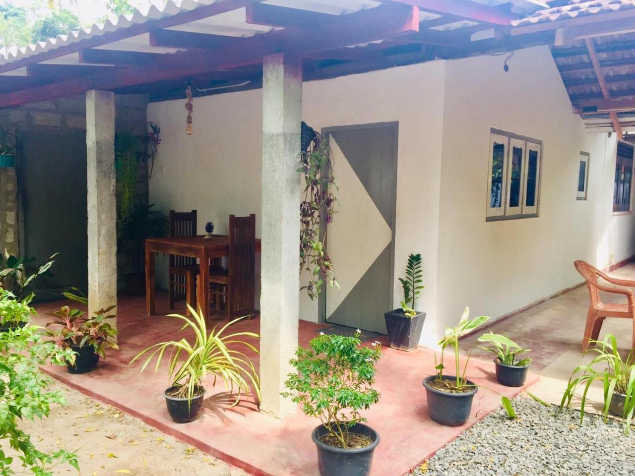 Ostello Surf Resort Ahangama Buitenkant foto